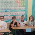 Uczennica prowadząca turniej czyta kolejne pytanie