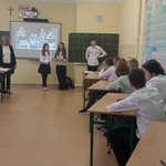 Reprezentanci klas piątych i szóstych słuchają pytania konkursowego