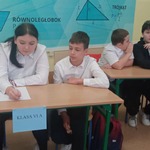 Uczniowie z klasy 6 A rozwiązują zadanie turniejowe