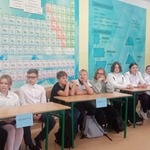 Reprezentanci klas piątych i szóstych uczestniczący w turnieju wiedzy o patronce