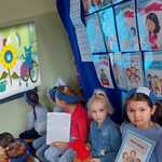 Dzieci oglądają film edukacyjny o prawach