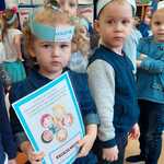 Dzieci z opaskami UNICEF na głowach w niebieskich barwach
