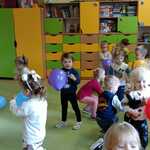 Dzieci tańczą z balonami