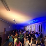 Uczniowie klas 4 - 8 podczas dyskoteki
