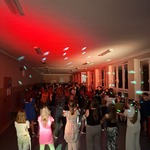 Uczniowie klas 4 - 8 tańczą na dyskotece