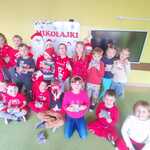 Zdjęcie grupowe dzieci z grupy Żabki z Mikołajem