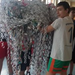 Wolontariusze trzymają papierowy łańcuch