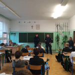 Uczniowie klasy 8a słuchają prelekcji przygotowanej przez funkcjonariuszy policji
