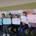 klasa 6a z plakatami o prawach człowieka