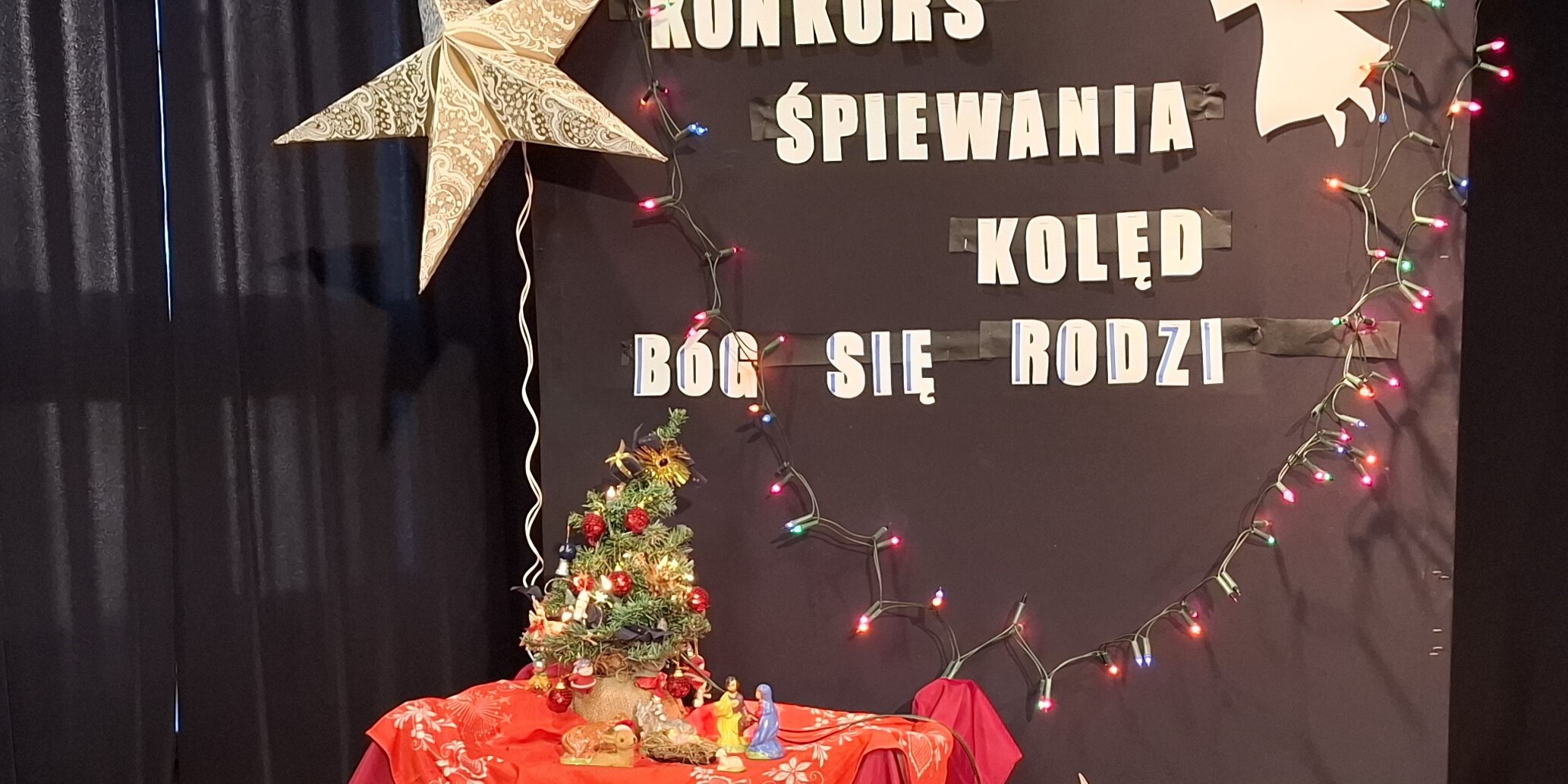 1. dekoracja sceny  Bóg się rodzi.jpg