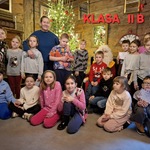 12. uczniowie klasy II B z Mikołajem- zdjęcie grupowe.jpg