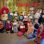10. uczniowie klasy I B z Mikołajem- zdjęcie grupowe.jpg