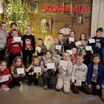 11. uczniowie klasy II A z Mikołajem- zdjęcie grupowe.jpg