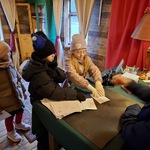 21. Dzieci wysyłają listy do Mikołaja.jpg