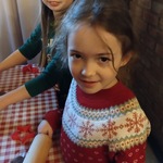 3. dziewczynkio robią pierniczki.jpg