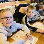 7. chłopcy piszą list do Mikołaja.jpeg