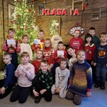 9. uczniowie klasy I A z Mikołajem- zdjęcie grupowe.jpg