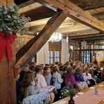 8. dzieci witają Św. Mikołaja.jpg
