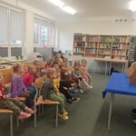 Dzieci z grupy przedszkolnej oglądają teatrzyk kamishibai