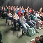 Dzieci z zainteresowaniem słuchają opowieści pani Edyty