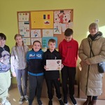 Uczniowie naszej szkoły oraz przedstawicielka Fundacji Kocia Ostoja