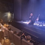  Przedstawiciel Policji rozmawia z uczniami na temat zagrożeń dotyczących uzależnień