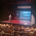 Uczniowie biorą udział w dyskusji prowadzonej przez aktorów