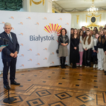Prezydent Miasta Białegostoku i wyróżnieni uczestnicy konkursu 