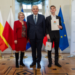 Pani Dyrektor oraz wyróżniony uczeń z klasy 8A z  Prezydentem Miasta Białegostoku
