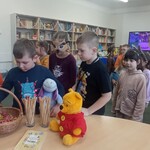 Dzieci częstują się małym co nieco