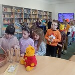 Dzieci częstują się małym co nieco