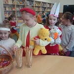 Dzieci częstują się małym co nieco