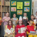 Dzieci z maskotkami, dyplomami i nagrodami