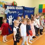 Dzieci wykonują piosenkę o babci i dziadku