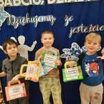 Chłopcy pokazują swoje prezenty wykonane dla babci i dziadka