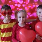 Walentynkowy portret dzieci z balonami