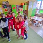 Dzieci z okazji walentynek mocno się przytulają