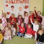 Zdjęcie grupowe dzieci z grupy Biedronki z lizakami