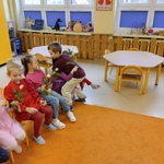 Chłopiec wręcza dziewczynce różę z okazji walentynek
