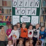 Przedszkolaki podczas zajęć czytelniczych z okazji Dnia Kota