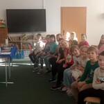 Klasa I A podczas zajęć czytelniczych