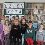 Przedszkolaki podczas zajęć czytelniczych z okazji Dnia Kota