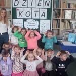 Przedszkolaki podczas zajęć czytelniczych z okazji Dnia Kota