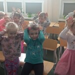 Zabawa ruchowa przedszkolaki pokazują kocie uszy