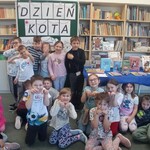 Klasa I A podczas zajęć czytelniczych z okazji Dnia Kota