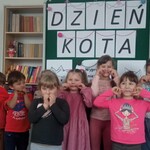 Przedszkolaki pokazują kocie wąsy
