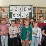 Klasa I A po zajęciach czytelniczych z okazji Dnia Kota na tle dekoracji
