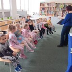 Przedszkolaki słuchają ciekawostek o kotach