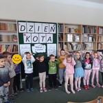 Przedszkolaki podczas zajęć czytelniczych z okazji Dnia Kota