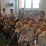 Klasa I B podczas zajęć czytelniczych